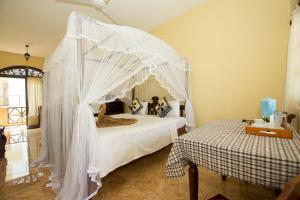 En eller flere senge i et værelse på Hotel Dhammika