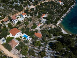 una vista aérea de una casa junto al océano en Villa Matic, en Vela Luka