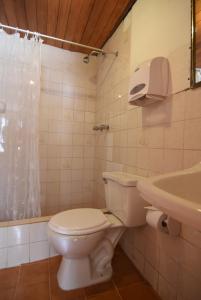 un bagno con un water e un lavandino di Tambo Cusco Inn a Cuzco
