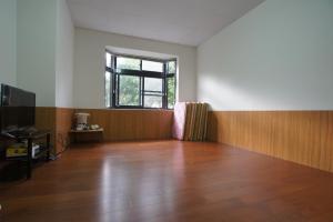 A television and/or entertainment centre at Fumei Bluebird Homestay