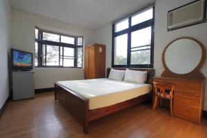 A bed or beds in a room at Fumei Bluebird Homestay