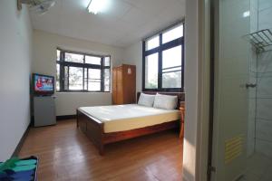 A bed or beds in a room at Fumei Bluebird Homestay