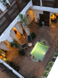 vista sul tetto di un cortile con piscina di Riad Le Coq Berbère a Marrakech