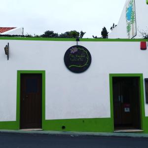 ein Gebäude mit zwei Türen und einem Schild darauf in der Unterkunft Pés Verdes-Alojamento e Chá in Ponta Delgada