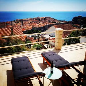 d'un balcon avec deux chaises et une vue sur la ville. dans l'établissement Old Town & Sea View, à Dubrovnik