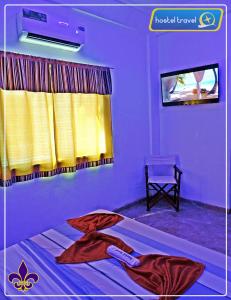 - une chambre avec un lit et une télévision dans l'établissement HOTEL TRAVEL Encarnación, à Encarnación