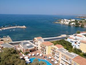 widok ośrodka wypoczynkowego i oceanu z lotu ptaka w obiekcie Porto Kalamaki Hotel w mieście Kalamaki