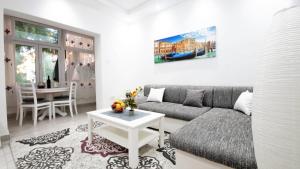 salon z kanapą i stołem w obiekcie Kala Lux Apartment w mieście Tivat