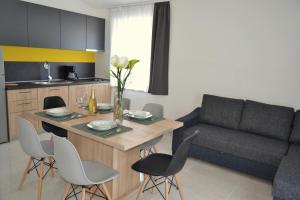 eine Küche und ein Wohnzimmer mit einem Tisch und einem Sofa in der Unterkunft VILLA ŠUŠANJ 0 in Cesarica