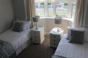 Giường trong phòng chung tại 5 mins walk to Carrick - Sleeps 12 - Off road parking - Modern house