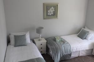Giường trong phòng chung tại 5 mins walk to Carrick - Sleeps 12 - Off road parking - Modern house