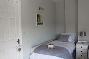 Giường trong phòng chung tại 5 mins walk to Carrick - Sleeps 12 - Off road parking - Modern house