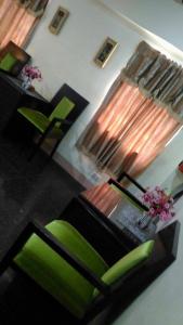 DaetにあるAsia Novo Boutique Hotel - Daetのリビングルーム(緑の椅子、テーブル付)