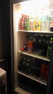 - un réfrigérateur ouvert rempli de boissons dans l'établissement Asia Novo Boutique Hotel - Daet, à Daet