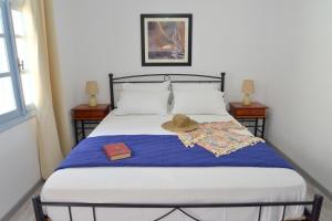 a bedroom with a bed with a hat on it at Vasealis Sirma Klima in Klima