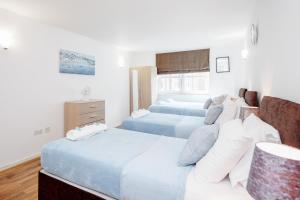 Premium Apartments By Excel tesisinde bir odada yatak veya yataklar