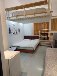 um quarto com um beliche e uma secretária em Mayson Shanghai Bund Serviced Apartment em Xangai