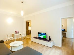 sala de estar con sofá y TV en Solunska Apartment, en Sofía