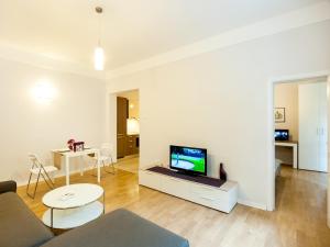 - un salon avec un canapé et une télévision dans l'établissement Solunska Apartment, à Sofia