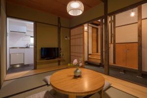 TV a/nebo společenská místnost v ubytování Yoshimigura Machiya House