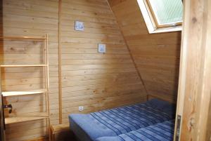 Un pat sau paturi într-o cameră la Domki letniskowe Rafa