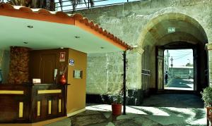アレキパにあるHotel Montecristoのアーチ型の建物の入口