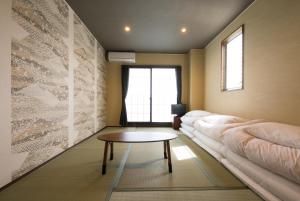 Postel nebo postele na pokoji v ubytování Tabist Sparkling Dolphins Inn Kyoto