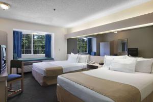 Postel nebo postele na pokoji v ubytování Microtel Inn & Suites by Wyndham Palm Coast I-95