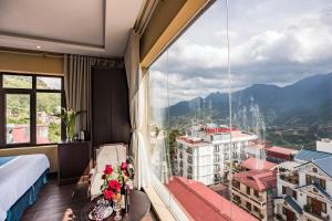 une chambre d'hôtel avec vue sur la ville dans l'établissement Mimosa Hotel Sapa, à Sa Pa