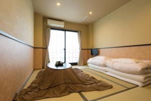 Postel nebo postele na pokoji v ubytování Tabist Sparkling Dolphins Inn Kyoto