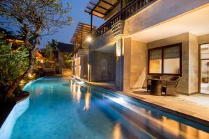 una piscina en el patio trasero de una villa por la noche en Ulun Ubud Resort - CHSE Certified, en Ubud