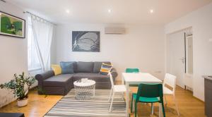 un soggiorno con un divano e un tavolo di Apartments S&A a Zagabria