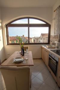 cocina con mesa y ventana grande en Apartment Batinica en Šibenik