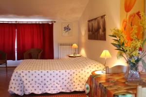 ヴィテルボにあるVecchio olmoのベッドルーム1室(ベッド1台、花瓶付きのテーブル付)
