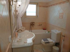 カト・ダラトソにあるJoaMe Villaのバスルーム(洗面台、トイレ、バスタブ付)