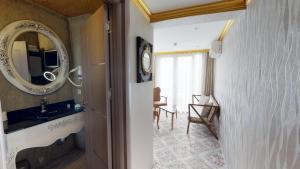 TV a/nebo společenská místnost v ubytování Patron Hotel
