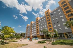 plac zabaw przed dużym budynkiem w obiekcie Apartment Montesa Zadar with free parking and balcony w mieście Zadar