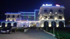 哲雪鋪的住宿－The Kannelite (Hotel Sakchi Vihar By JTDC)，前面有停车位的建筑