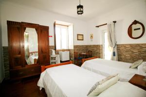 A bed or beds in a room at Casa Flor do Mar Lagos