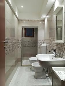 Un baño con inodoro, lavabo y ducha. en Calle della Pietà, en Venecia