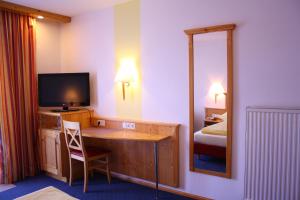 TV a/nebo společenská místnost v ubytování Hotel-Landgasthof Ploss