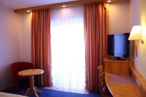 TV a/nebo společenská místnost v ubytování Hotel-Landgasthof Ploss