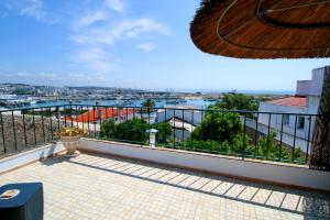 En balkong eller terrasse på Casa Flor do Mar Lagos