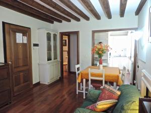 a living room with a table and a couch at Appartamento San Marco in Venice