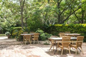un groupe de tables et de chaises dans un parc dans l'établissement El Moli de Siurana, à Siurana