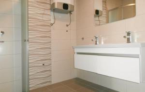 Et badeværelse på Villa Na More + 28 billeder