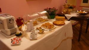 uma mesa com um buffet de comida em Romantico B&B em Serra SantʼAbbondio