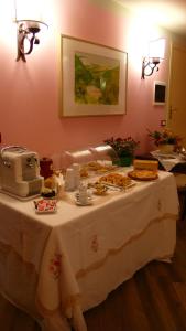 una mesa con comida en una habitación en Romantico B&B, en Serra SantʼAbbondio