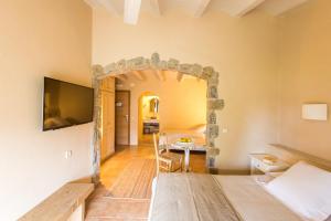 a bedroom with a bed and a table in a room at El Moli de Siurana in Siurana
