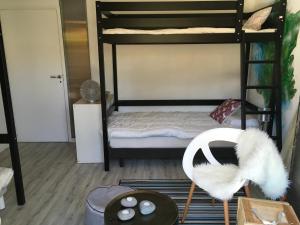 מיטה או מיטות קומותיים בחדר ב-Spotsleeping